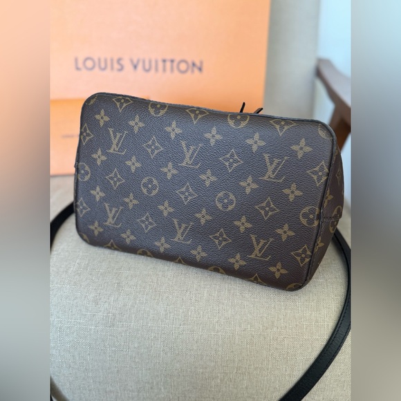 Louis Vuitton | NéoNoé MM Bucket Bag in Monogram - Picture 9 of 16